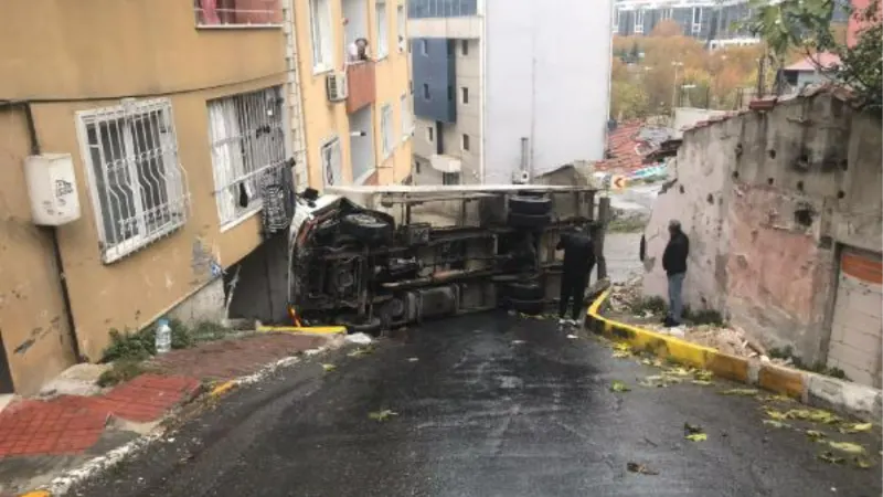 Beyoğlu'nda yokuştan kayan kamyonet binaya çarptıktan sonra devrildi