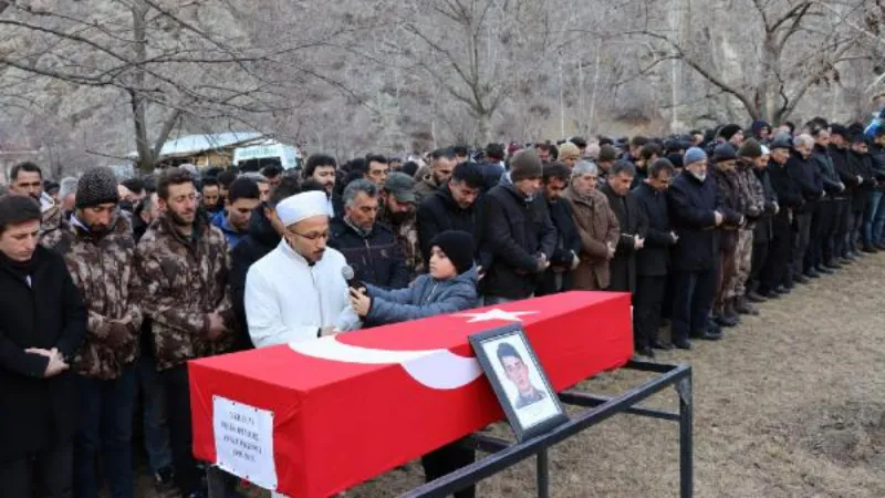 Depremde göçük altında kalan polis memuru toprağa verildi