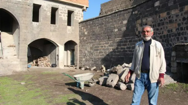 Hendek olaylarında zarar gören tarihi evinin taşları çalınmasın diye nöbet tutuyor