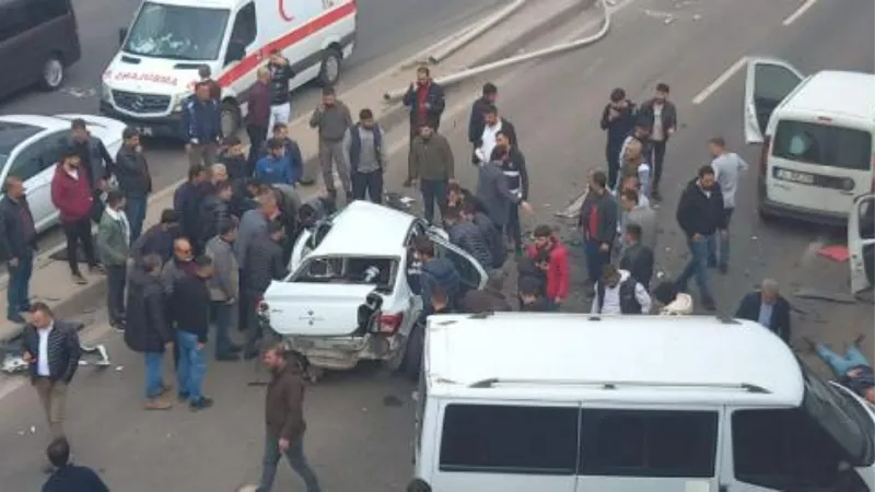 Diyarbakır'da 5 aracın karıştığı zincirleme kaza: 1 ölü, 2 yaralı