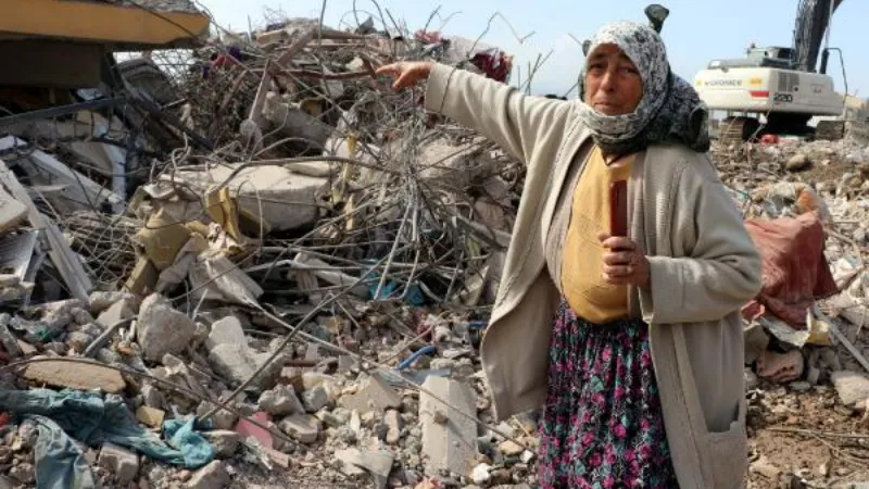 Enkazdan 20 günlük torunu sağ çıkarıldı, ölen oğlu ve ailesinin hatıralarını bekliyor