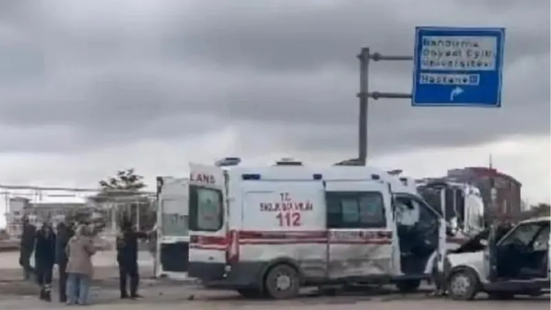 Hasta taşıyan ambulansa otomobil çarptı; 4 yaralı
