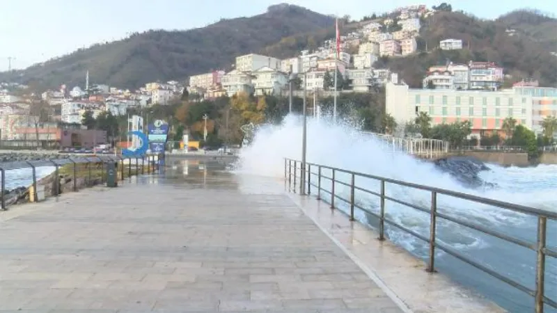 Ordu'da sahile vuran 5 metreyi bulan dalgalar hasara yol açtı