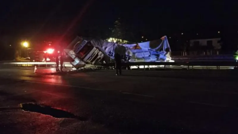 Devrilen TIR, D-100'ün İstanbul istikametini trafiğe kapattı