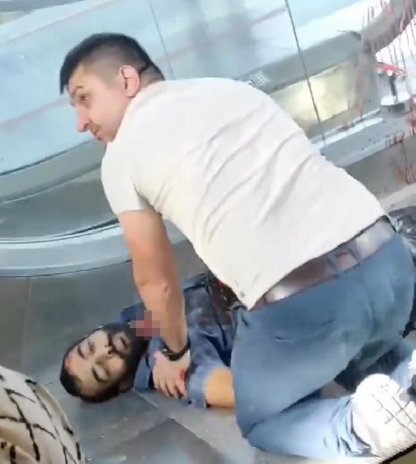 Metrodaki 'yan bakma' kavgasında göğsünden bıçaklandı