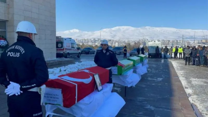 Depremde enkazda kalan polis memuru, eşi ve 2 çocuğu toprağa verildi