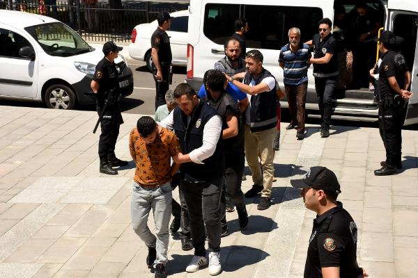 Kavgaya müdahale eden mahalle bekçisinin yaralanmasında 14 gözaltı