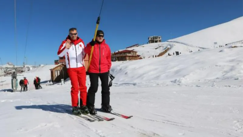 Hakkari'de 2 bin 800 rakımlı kayak merkezi tek pistle açıldı