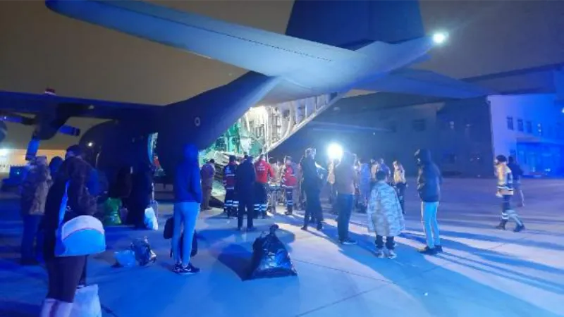 Depremde yaralanan 30 kişi uçak ile İstanbul'a getirildi; astsubay depremzede çocuğa montunu verdi