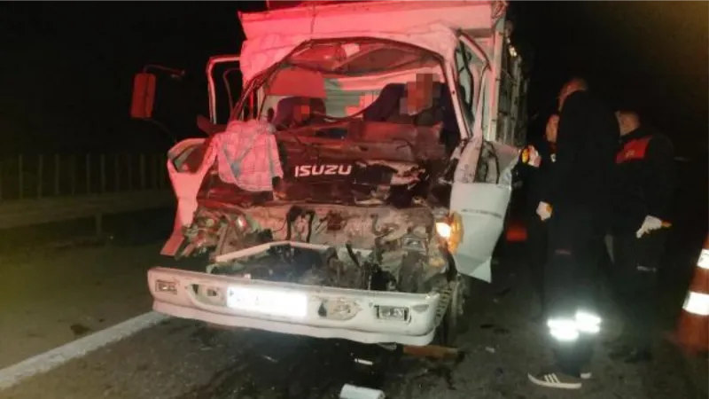 Kamyona arkadan çarpan kamyonetteki 2 kişi öldü