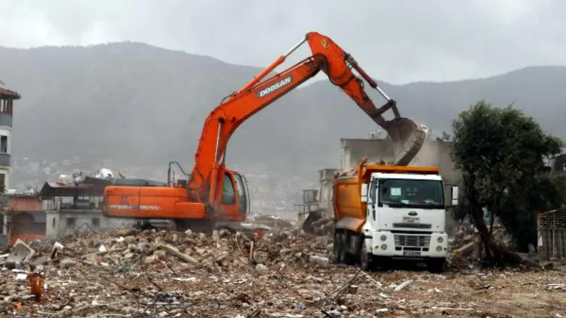 Hatay’da enkaz kaldırma çalışmaları yağmur altında sürüyor