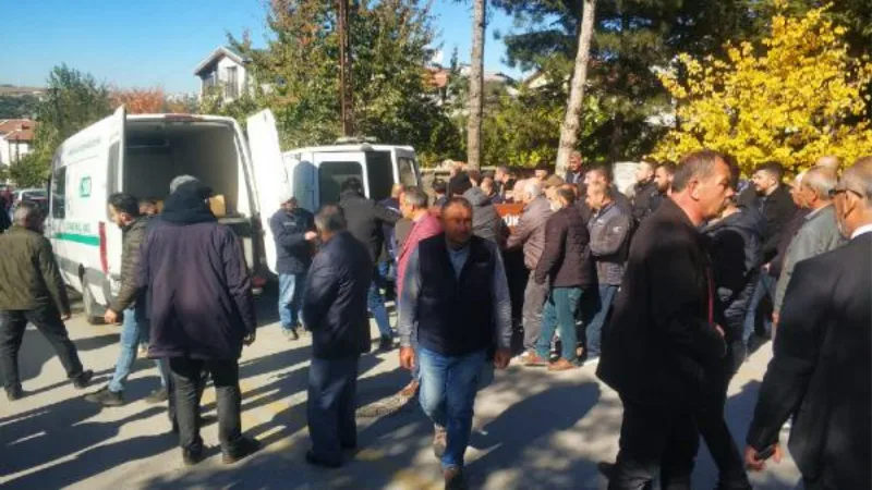 Polis memurunun öldürdüğü eşi ve kayınpederi toprağa verildi