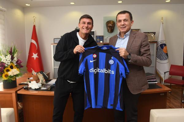 Dünya futbolunun efsane ismi Mersin'de 