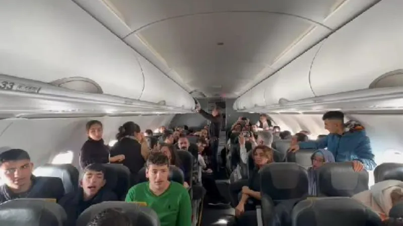 Bakan Özer’in davetiyle Diyarbakır'dan İstanbul’a giden özel öğrencilerden uçakta konser