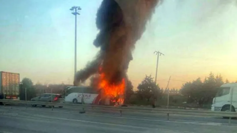 Seyir halinde alev alan yolcu otobüsü yandı