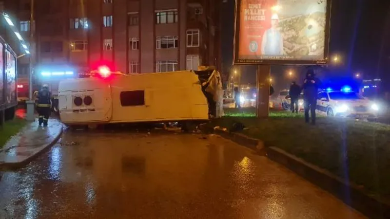 Bina duvarına çarpan midibüs devrildi: 1 yaralı