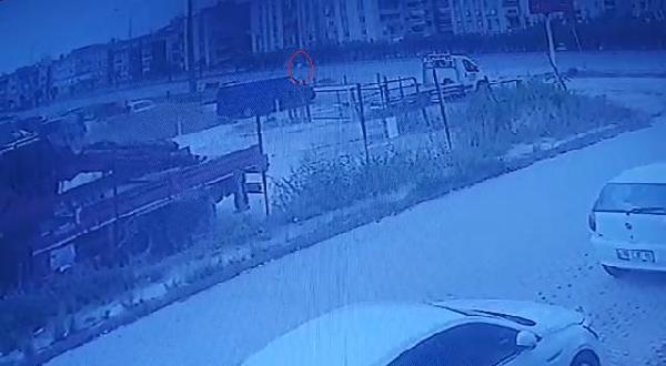 Otomobilin çarptığı yaya öldü; kaza kamerada