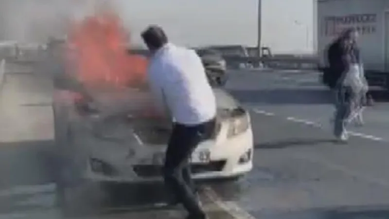 Arnavutköy'de yanan otomobili yoldan geçen itfaiye eri söndürdü