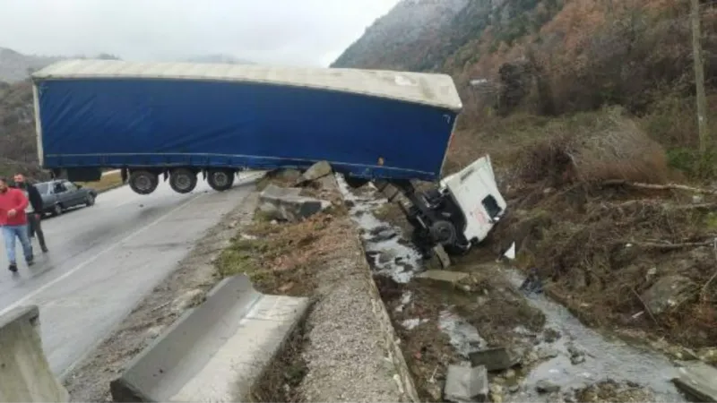 Çorum'da TIR, beton bariyere çarptı; şoför yaralı 