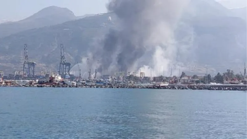 İskenderun Limanı'ndaki yangında soğutma çalışmaları devam ediyor