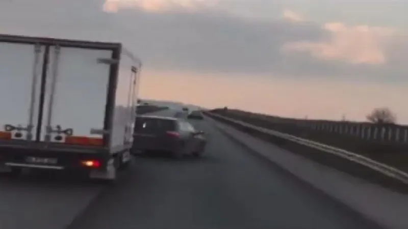 Sancaktepe'de şoförüyle tartıştığı kamyonetin önünü kesmeye çalışan sürücü kamerada
