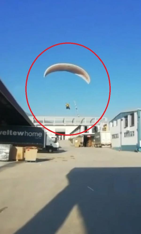 İşe geç kalmamak için fabrika bahçesine paraşütle indi; o anlar kamerada