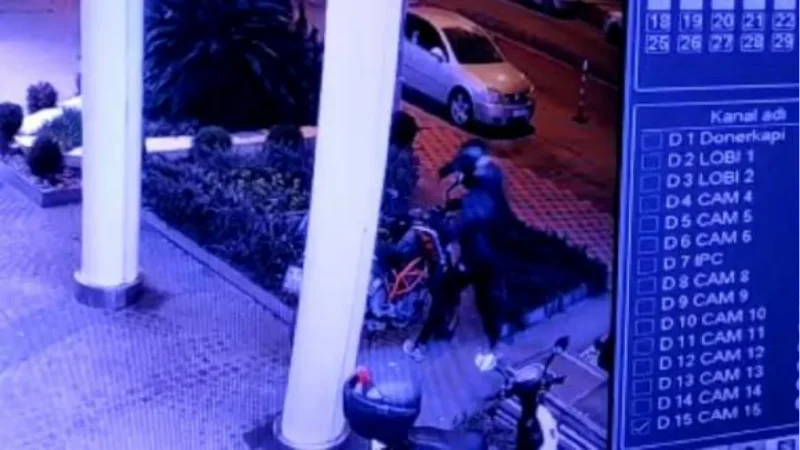 Kadıköy'de 5 saniyede motosiklet hırsızlığı kamerada