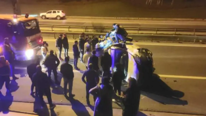 Üsküdar’da üst geçitten yola uçan hafif ticari araçtaki 4 kişi yaralandı