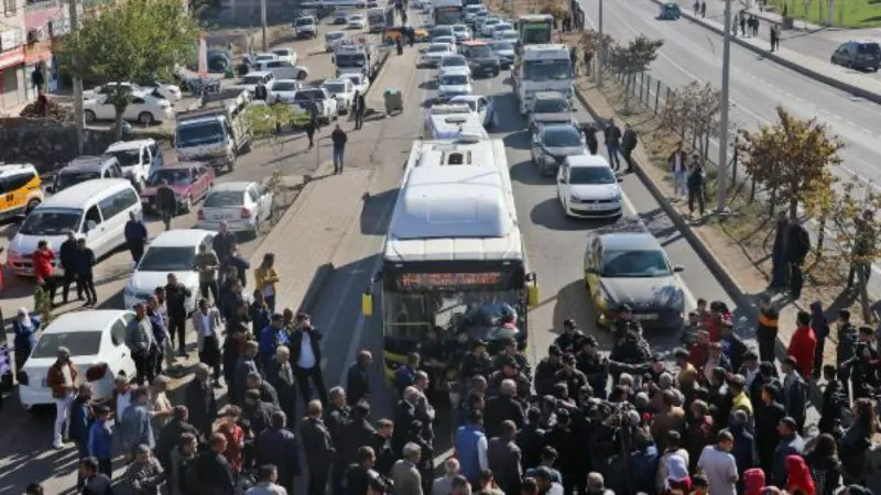 Elektrikleri kesilen mahalleli, Diyarbakır- Elazığ karayolunu trafiğe kapattı