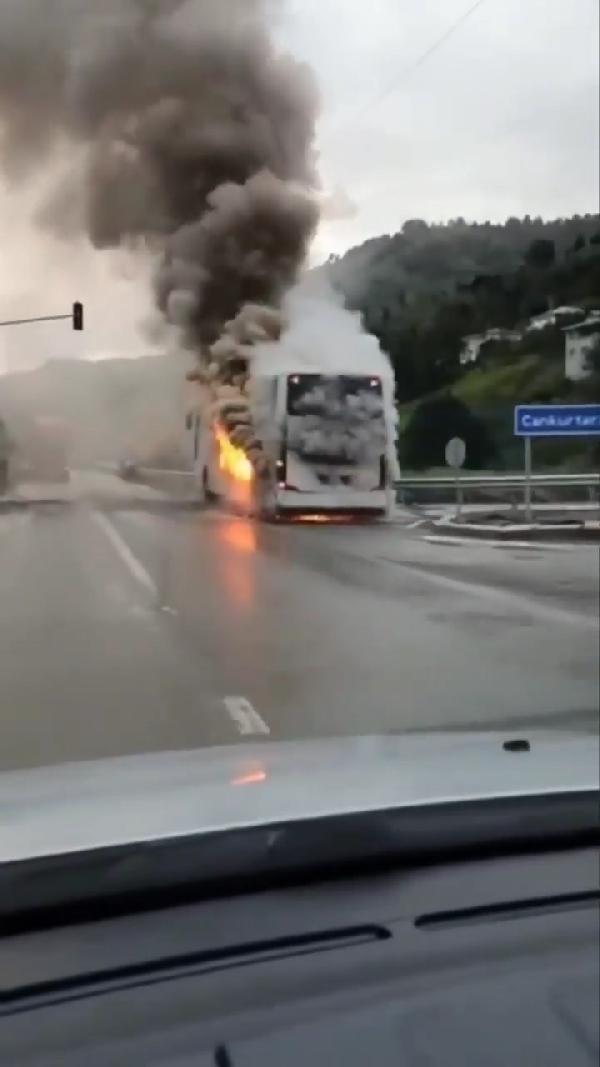 Artvin'de, seyir halindeki yolcu otobüsü alev alev yandı