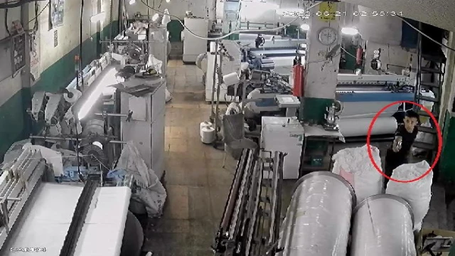 Çaldığı cep telefonunun sahibi ile göz göze gelince silah çekti; o anlar kamerada