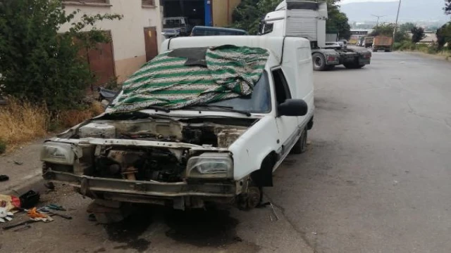 Çalıntı minibüsü parçalayan 3 kişiye suçüstü