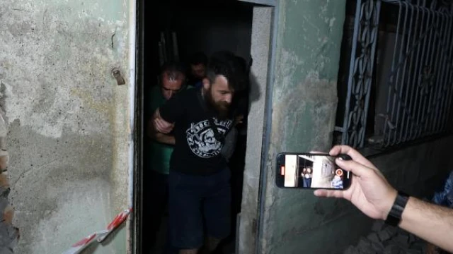 Çatıda gezen hırsızlık şüphelileri saklandıkları depoda yakalandı