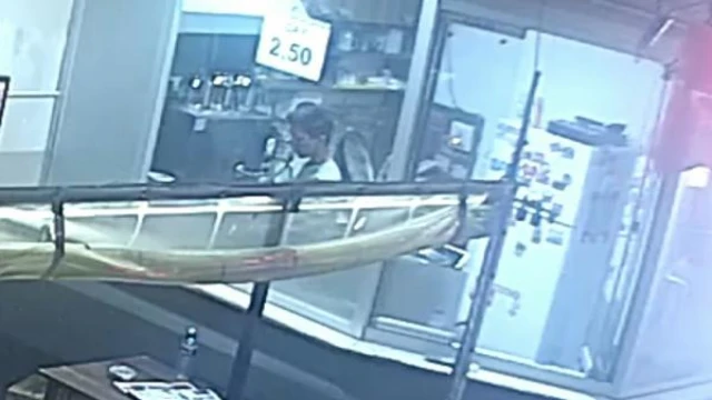Çay ocağından patenli hırsızlık kamerada