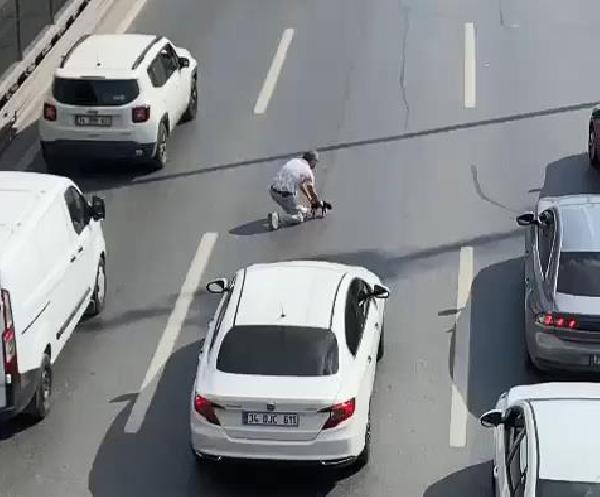 İnsanlık ölmemiş dedirten olay! Trafiği durdurup...