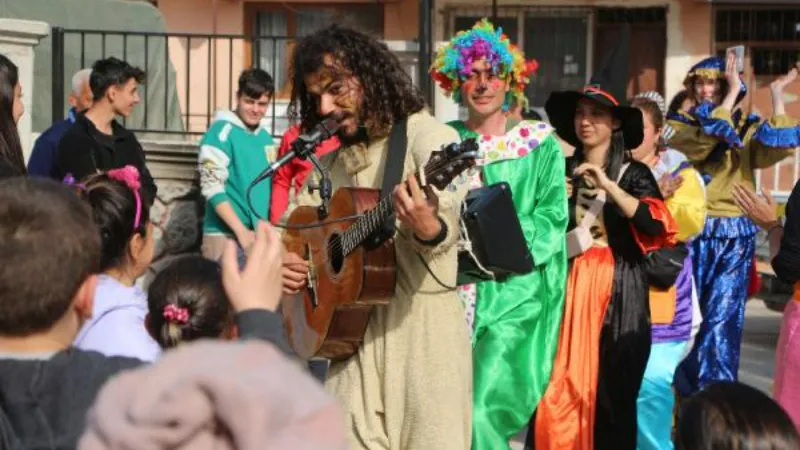 Arama kurtarma çalışmalarını tamamlayan gönüllüler, çocuklara moral veriyor