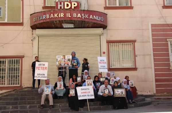 HDP nöbetindeki baba: Evlat acısı olmasa 40 derece sıcaklıkta kimse bekleyebilir mi?