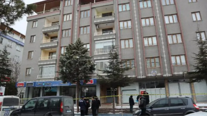 Aksaray’da depremde ağır hasar alan apartman boşaltıldı