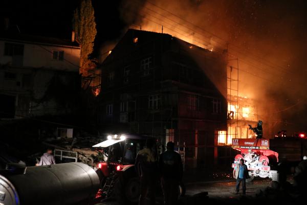 Afyonkarahisar'da 3 ev yangında kullanılamaz hale geldi