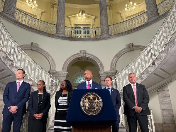 New York Belediye Başkanı, kente gelen binlerce sığınmacı için OHAL ilan etti