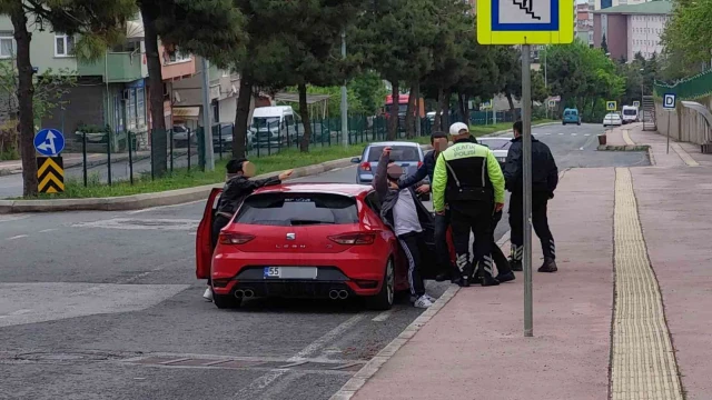 Ceza yazılıp ehliyetine el konulan sürücü ile polis arasında gergin anlar