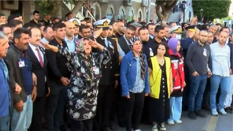 Şehit annesi, oğlunu asker selamıyla uğurladı