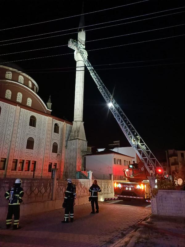 Elektrik tesisatından çıkan yangın minareyi yaktı