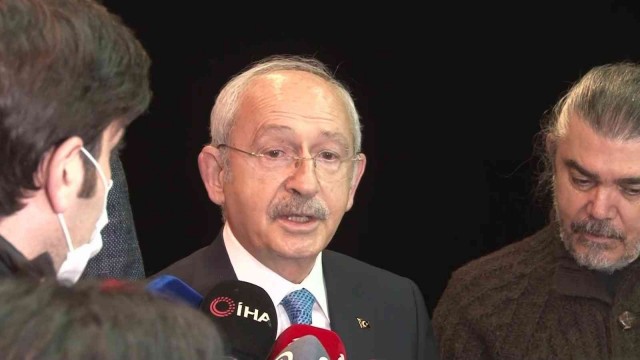 CHP Genel Başkanı Kemal Kılıçdaroğlu, elektriği kesilen Moda Sahnesi’ni ziyaret etti