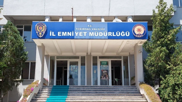 CHP’li Deniz Baykal ve MHP’li eski yöneticilere ait müstehcen görüntülerin dağıtılmasına ilişkin 2 polis tutuklandı