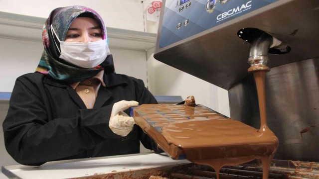 Çikolata ile sadece ağızları değil hayatını da tatlandırdı