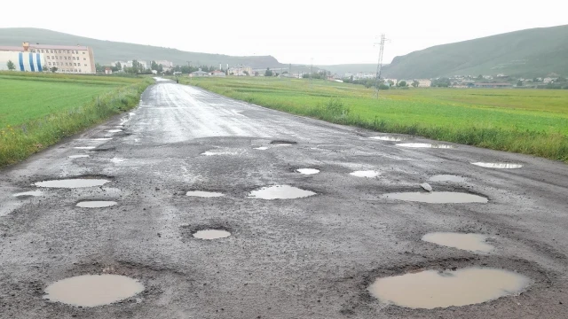 Çıldır’da yollar köstebek yuvasına döndü