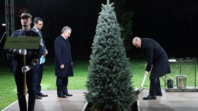 Cumhurbaşkanı Erdoğan, Özbekistan Cumhurbaşkanı Mirziyoyev’le dostluk ağacı dikti