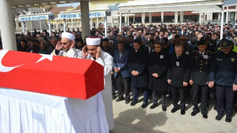 Depremde ölen polis memuru, eşi ve 2 çocuğu toprağa verildi