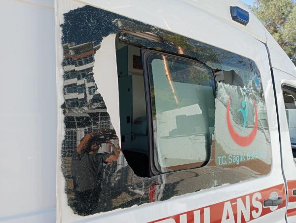 Kendisi için gelen sağlık görevlisinin kaburgasını, ambulansın da camını kırdı 